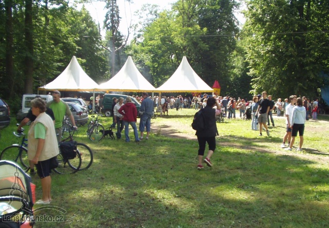06_Uz v cervnu 2007 byvalo na Novem Zamku plno lidi.jpg